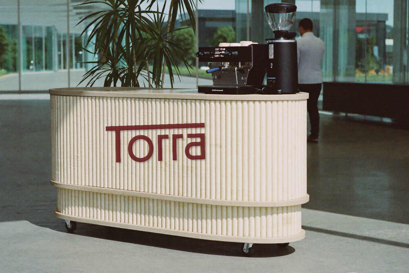 O carrinho da Torra em um lobby corporativo moderno durante o dia