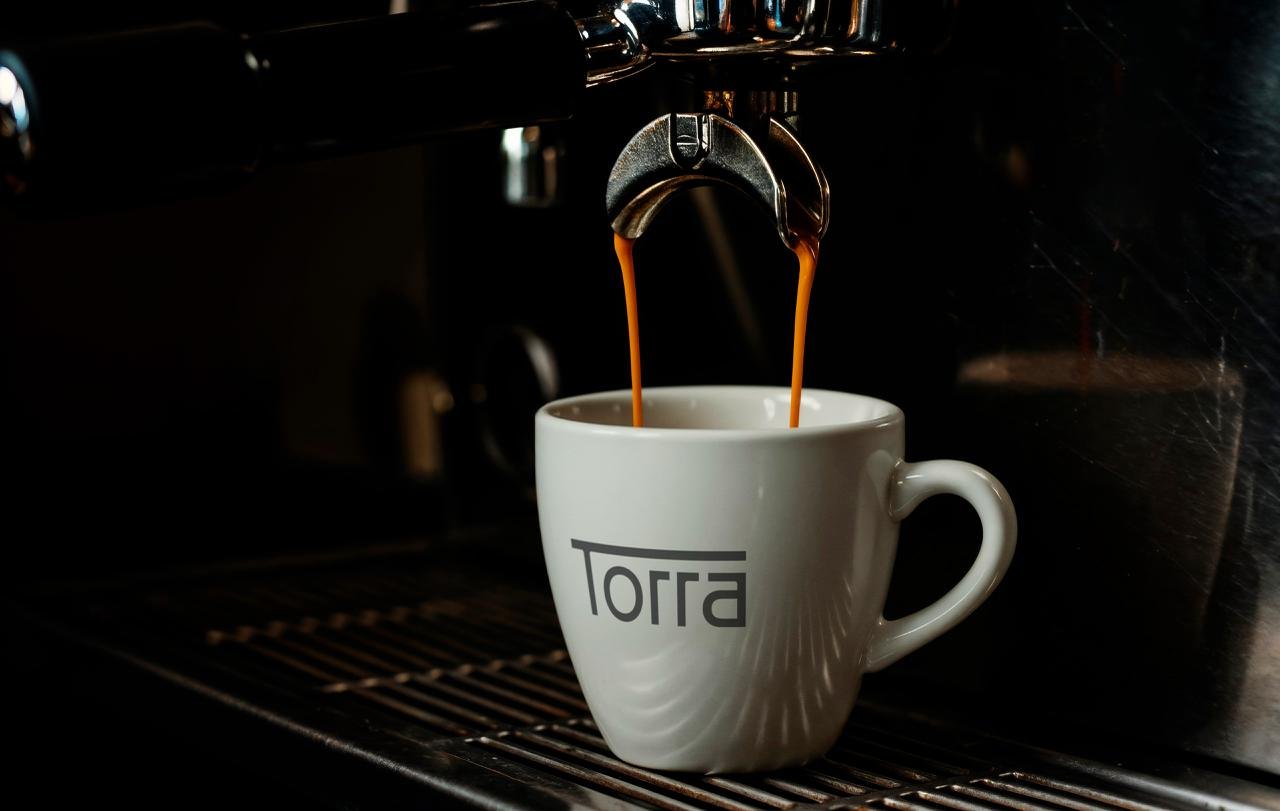 Espresso duplo sendo extraído em uma xícara da Torra